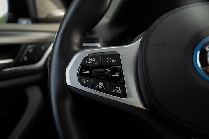 Grå BMW iX3 fra 2022