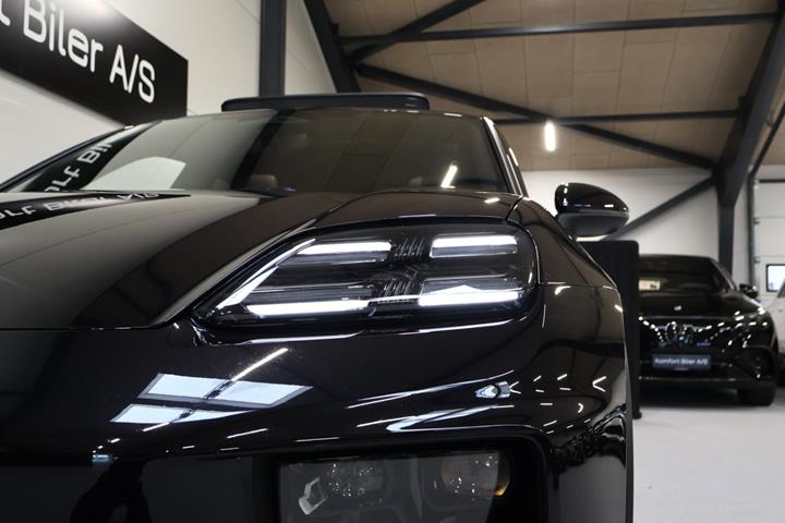 Sort Porsche Macan 4 fra 2024