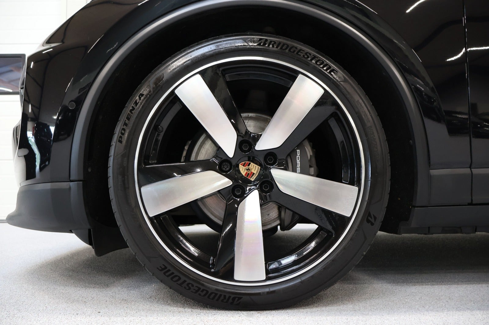 Sort Porsche Macan 4 fra 2024