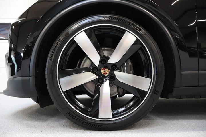 Sort Porsche Macan 4 fra 2024