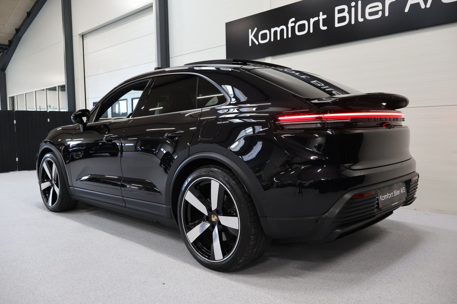Sort Porsche Macan 4 fra 2024