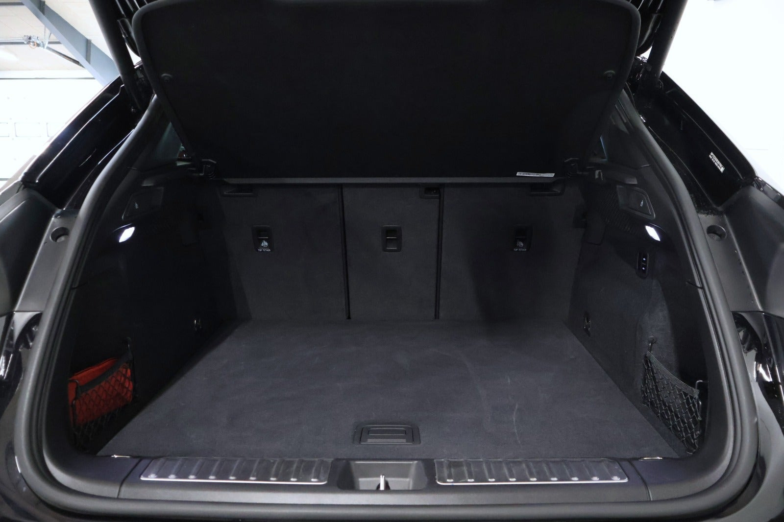 Sort Porsche Macan 4 fra 2024