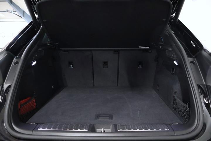 Sort Porsche Macan 4 fra 2024