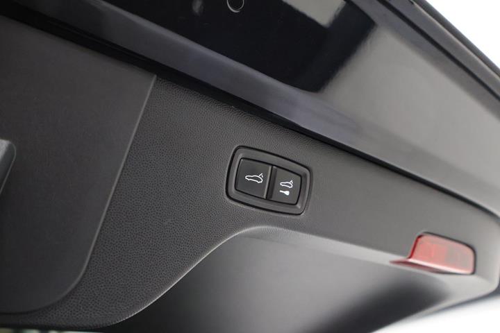Sort Porsche Macan 4 fra 2024
