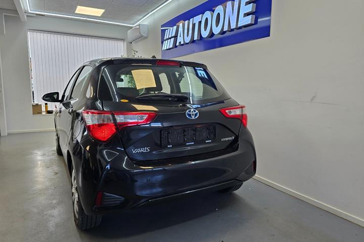 Sort Toyota Yaris fra 2017