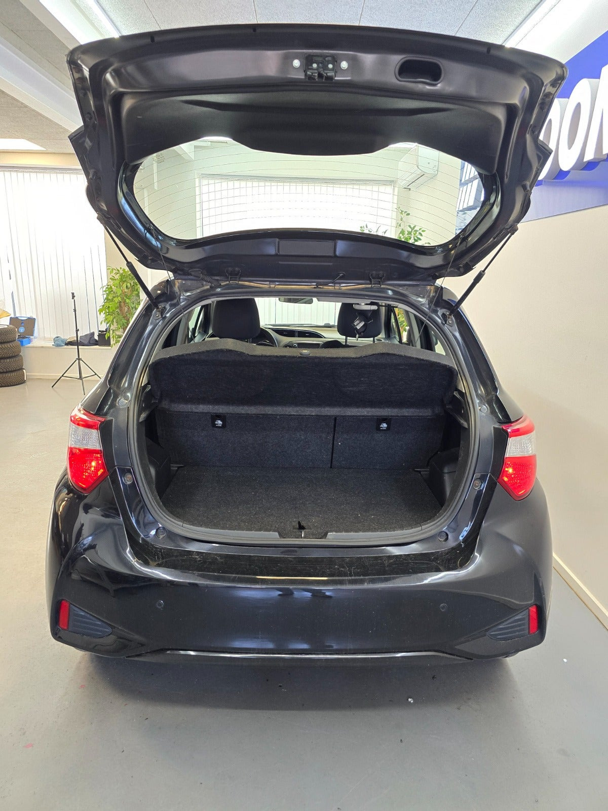 Sort Toyota Yaris fra 2017
