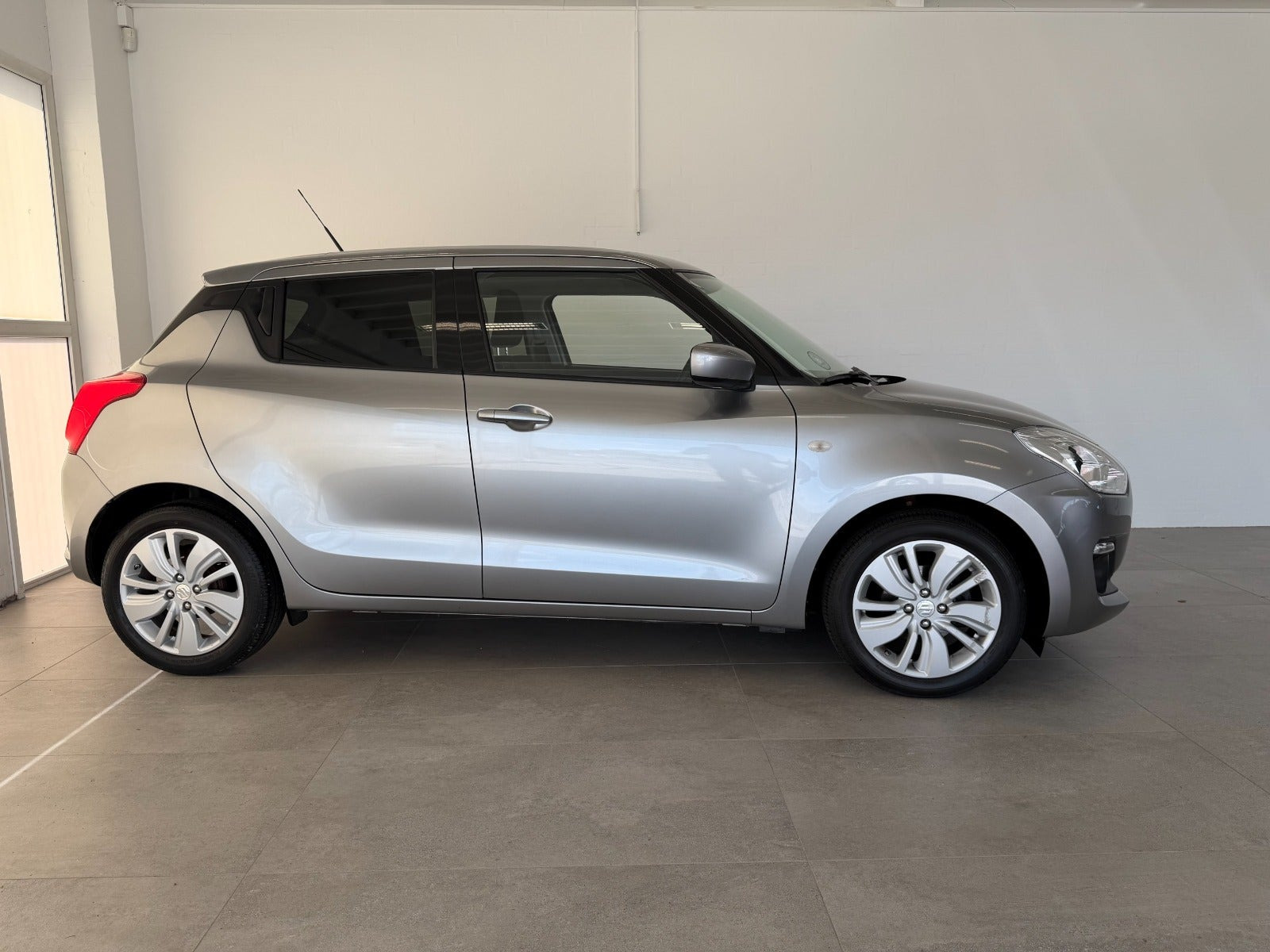 Grå Suzuki Swift fra 2020