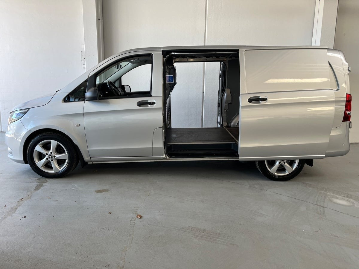 Sølv Mercedes Vito 119 fra 2018