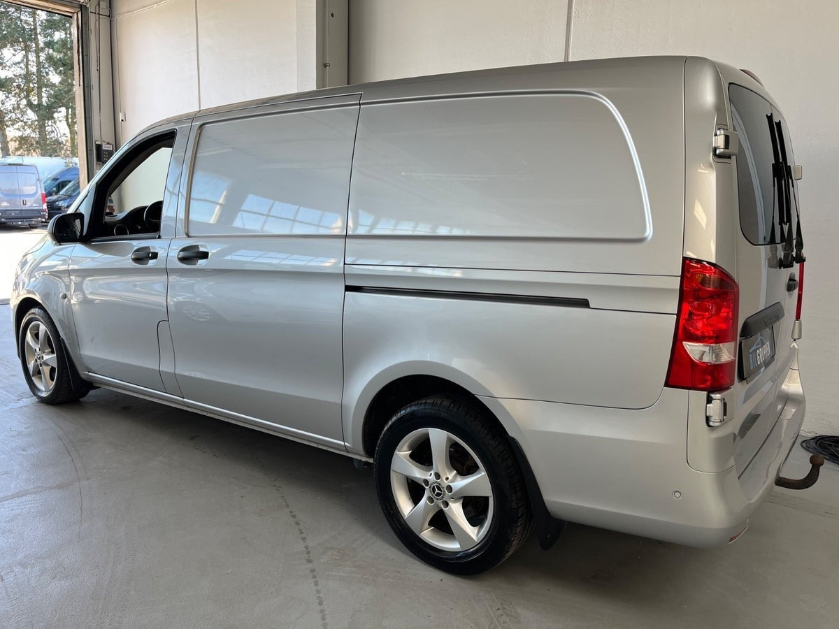 Sølv Mercedes Vito 119 fra 2018