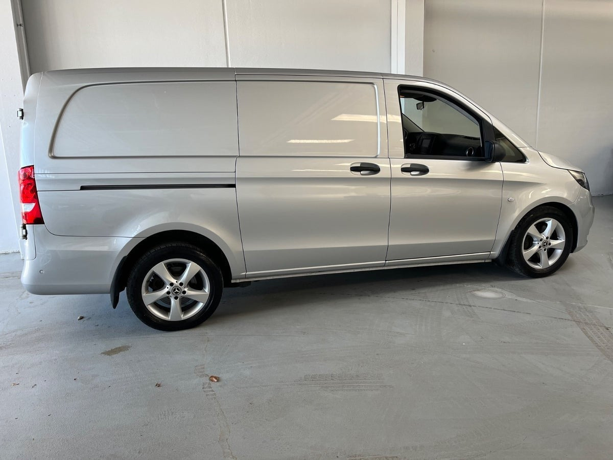 Sølv Mercedes Vito 119 fra 2018
