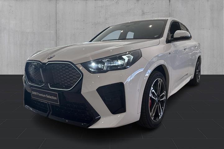 Hvid BMW iX2 fra 2025 set udefra
