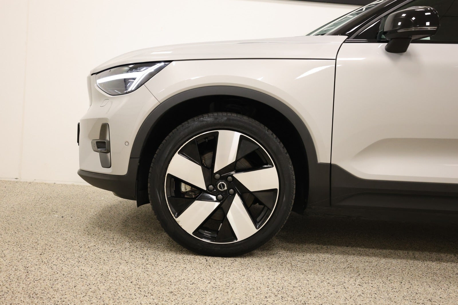 Grå Volvo C40 fra 2022