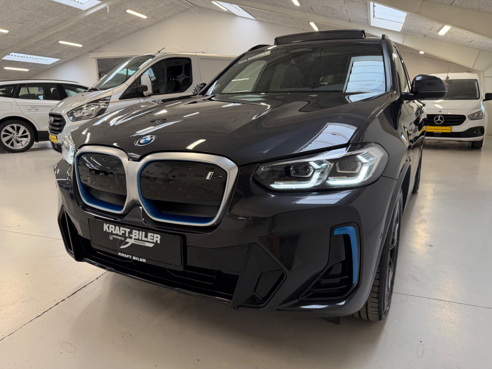 Grå BMW iX3 fra 2023