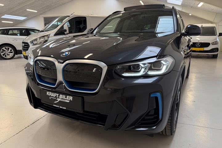 Grå BMW iX3 fra 2023