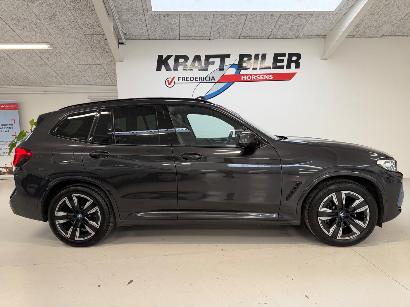 Grå BMW iX3 fra 2023