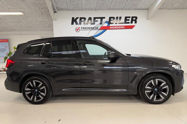 Grå BMW iX3 fra 2023