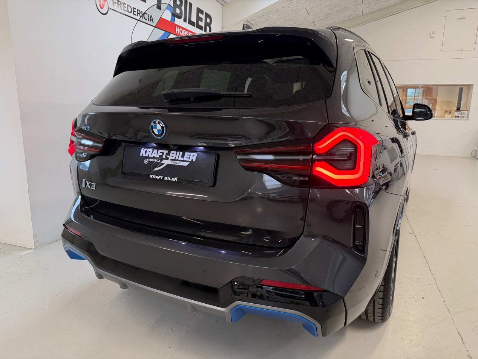 Grå BMW iX3 fra 2023