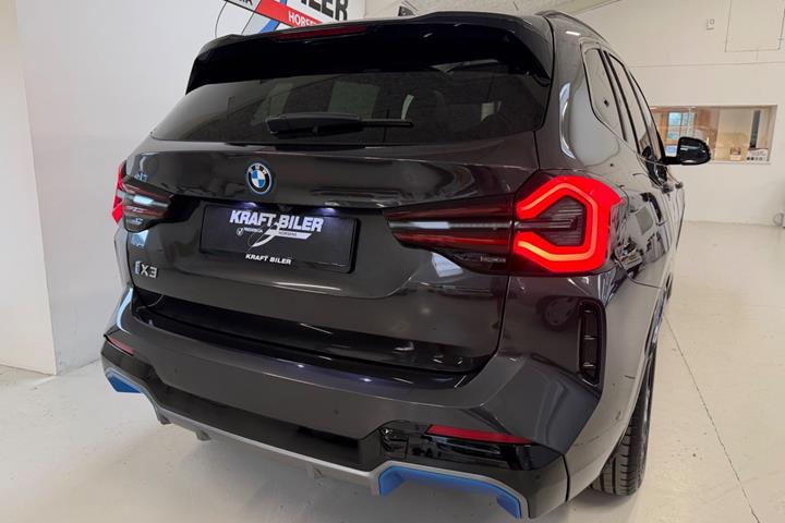 Grå BMW iX3 fra 2023
