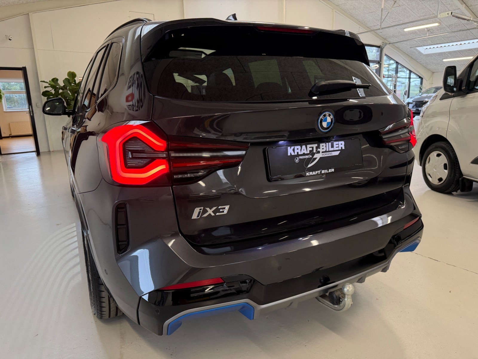 Grå BMW iX3 fra 2023