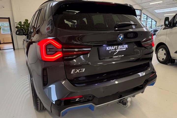 Grå BMW iX3 fra 2023