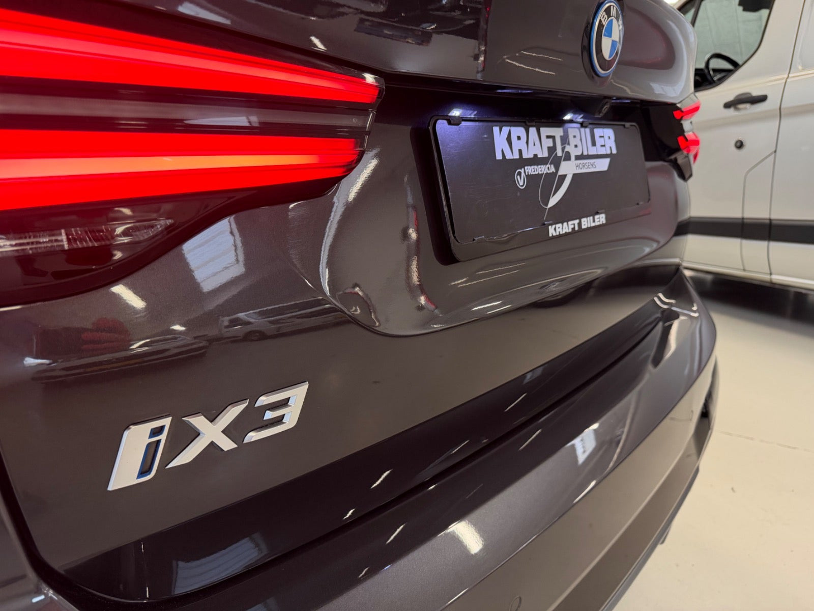 Grå BMW iX3 fra 2023
