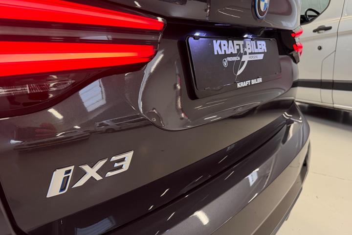 Grå BMW iX3 fra 2023