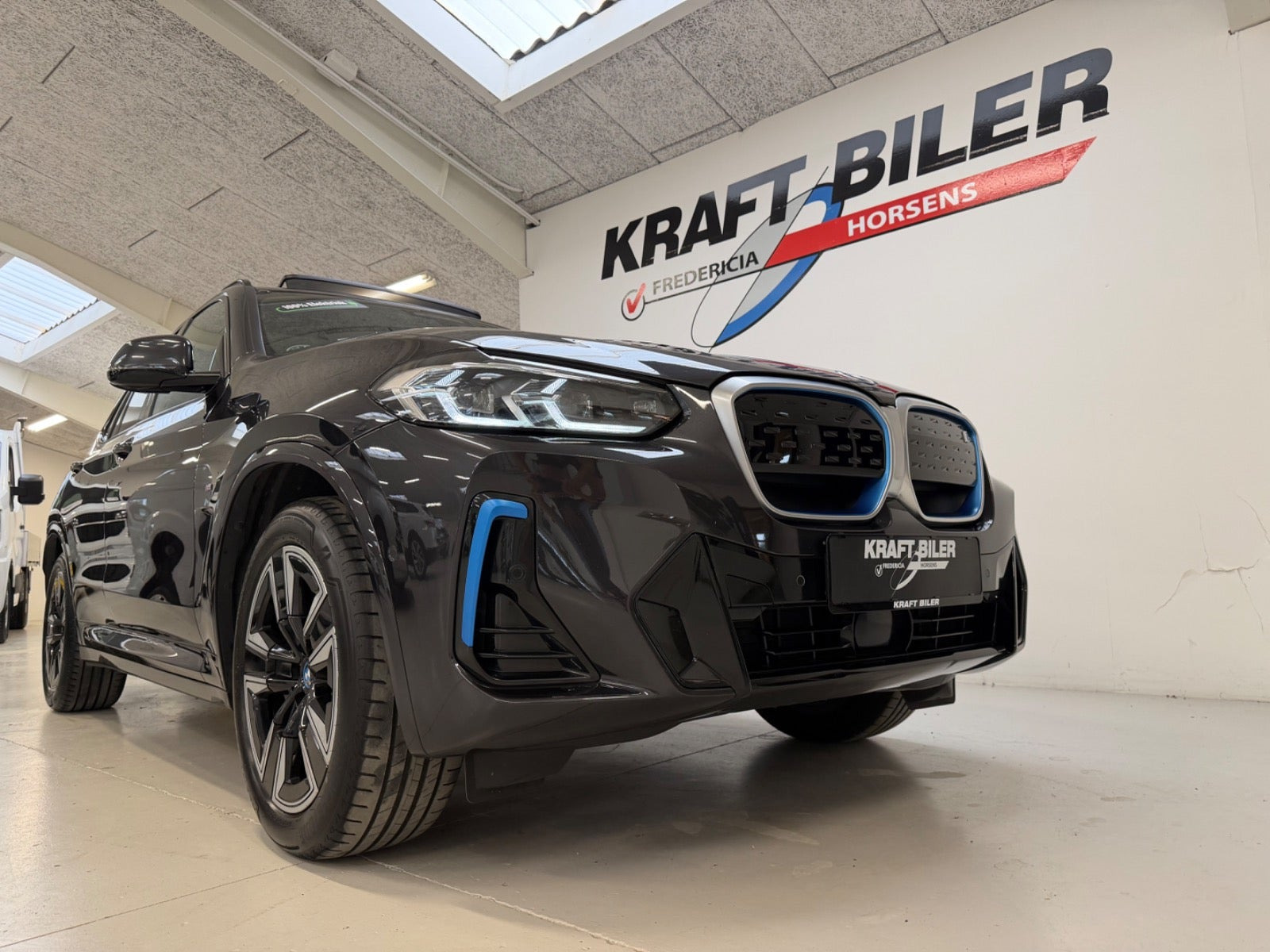 Grå BMW iX3 fra 2023