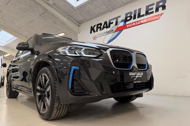 Grå BMW iX3 fra 2023