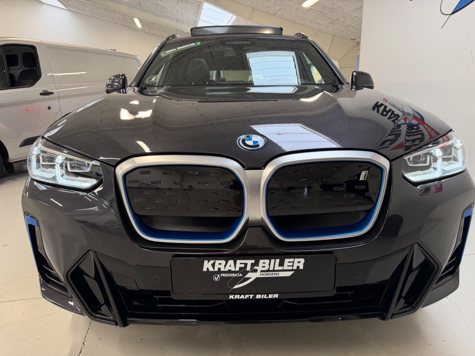 Grå BMW iX3 fra 2023