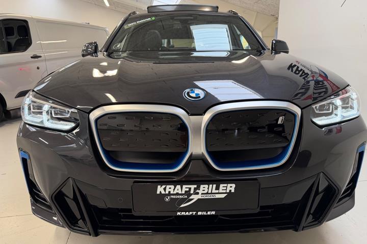 Grå BMW iX3 fra 2023