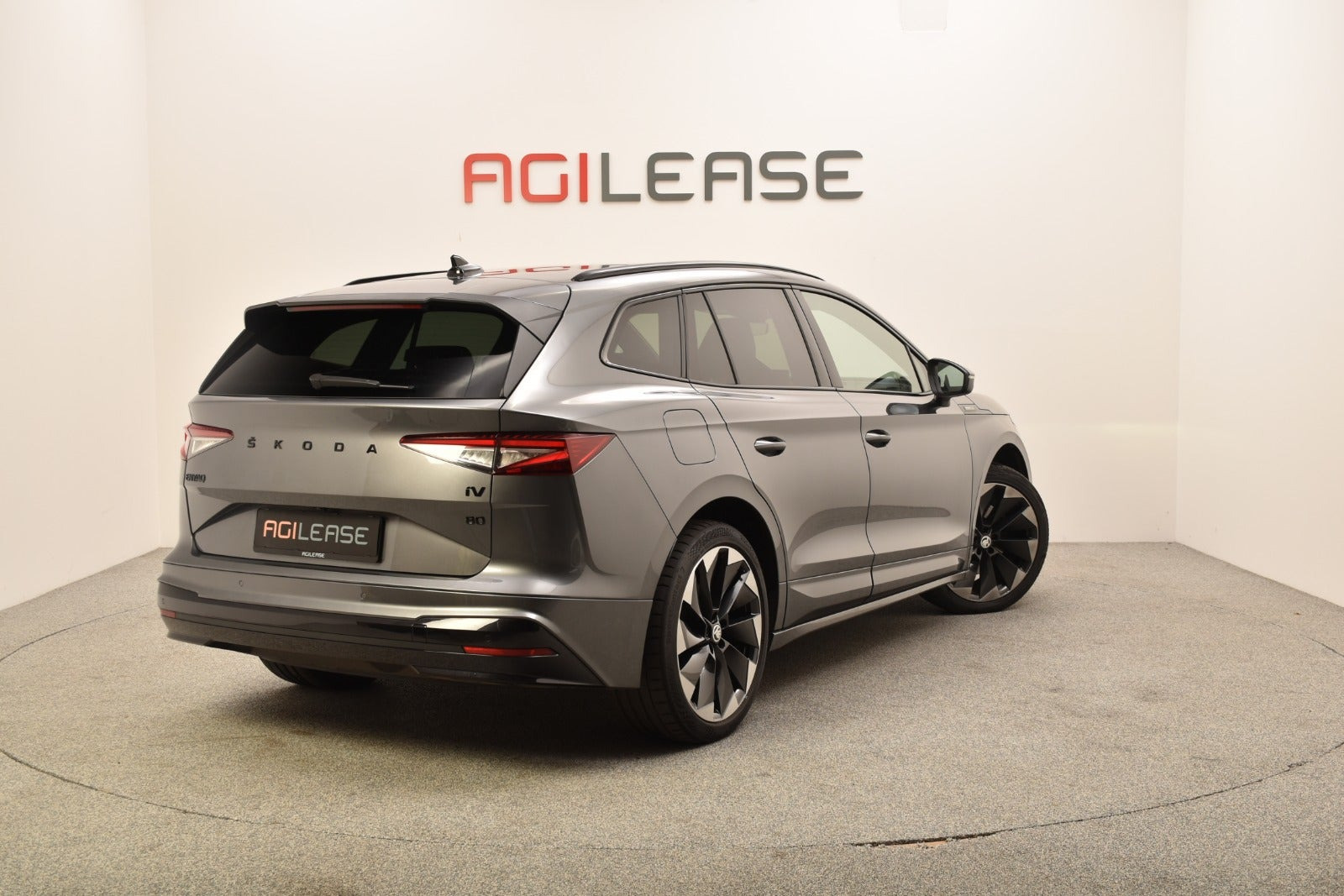 Grå Skoda Enyaq fra 2023