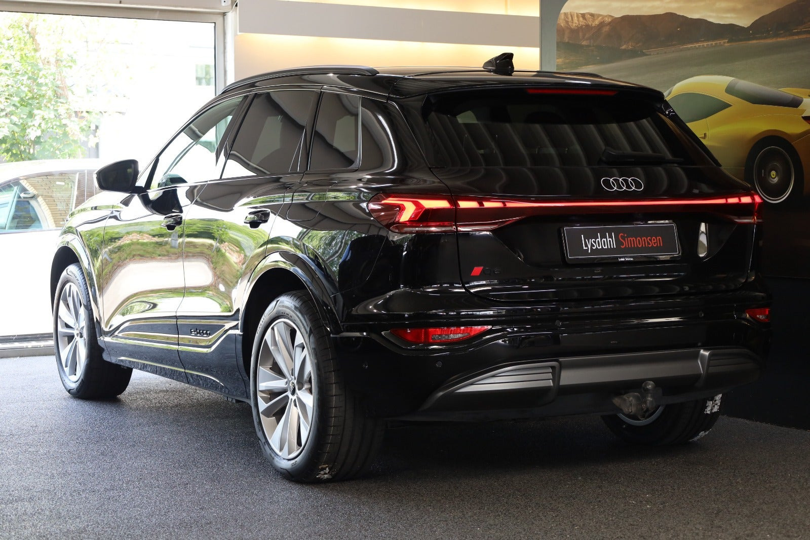 Sort Audi Q6 e-tron fra 2025