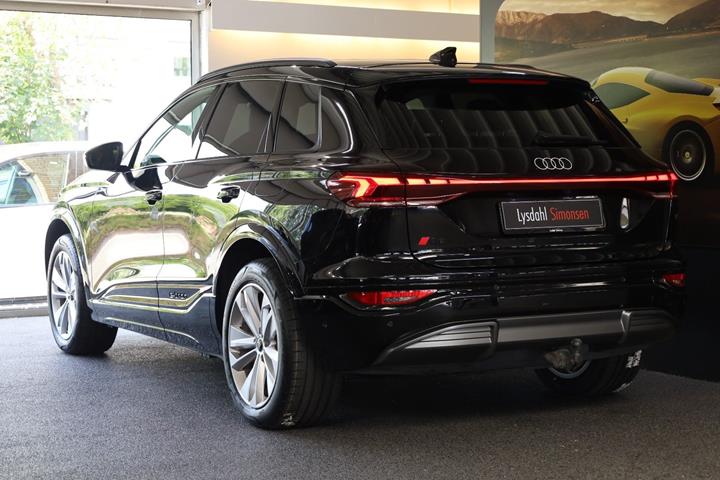 Sort Audi Q6 e-tron fra 2025