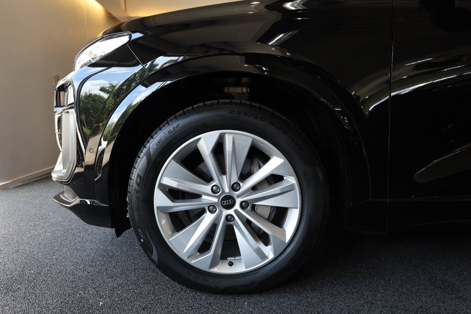 Sort Audi Q6 e-tron fra 2025