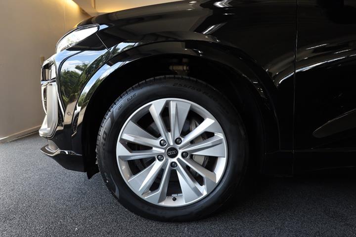 Sort Audi Q6 e-tron fra 2025