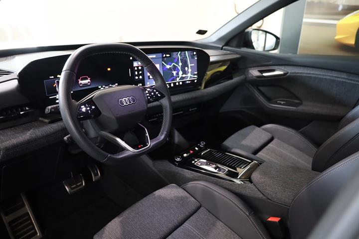 Sort Audi Q6 e-tron fra 2025