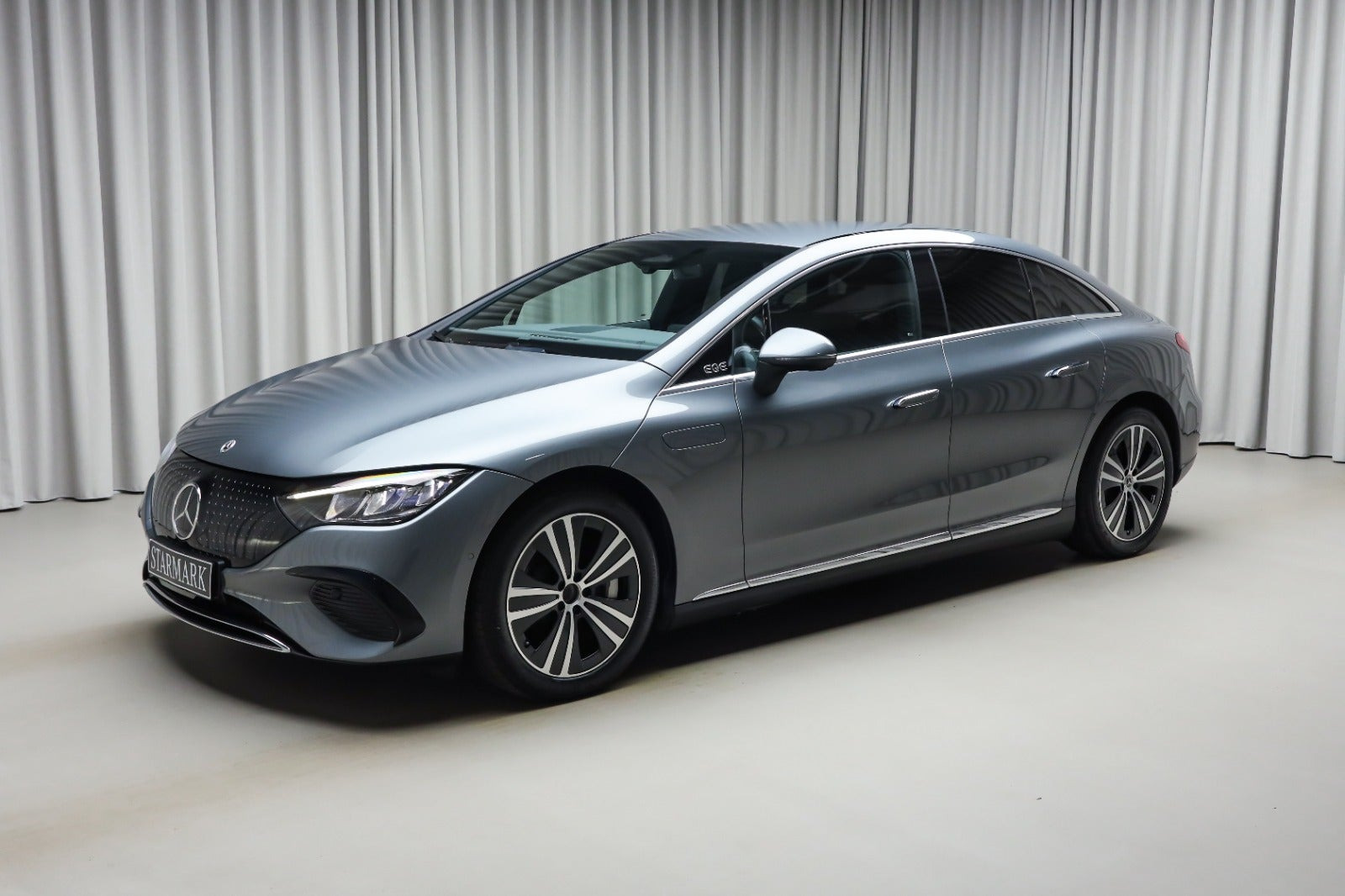 Grå Mercedes EQE350 fra 2024