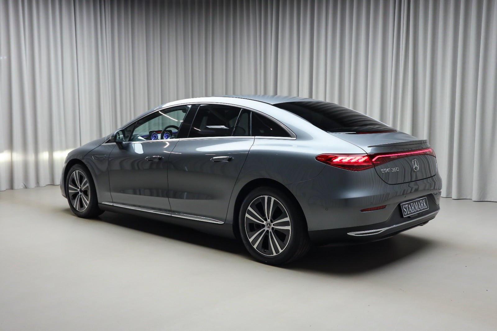 Grå Mercedes EQE350 fra 2024
