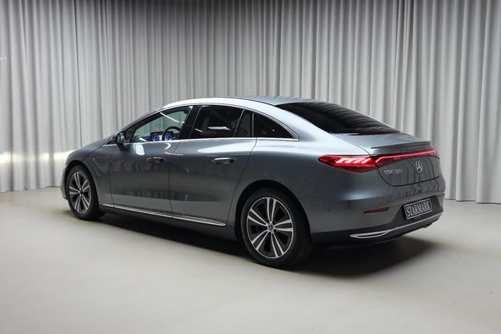 Grå Mercedes EQE350 fra 2024