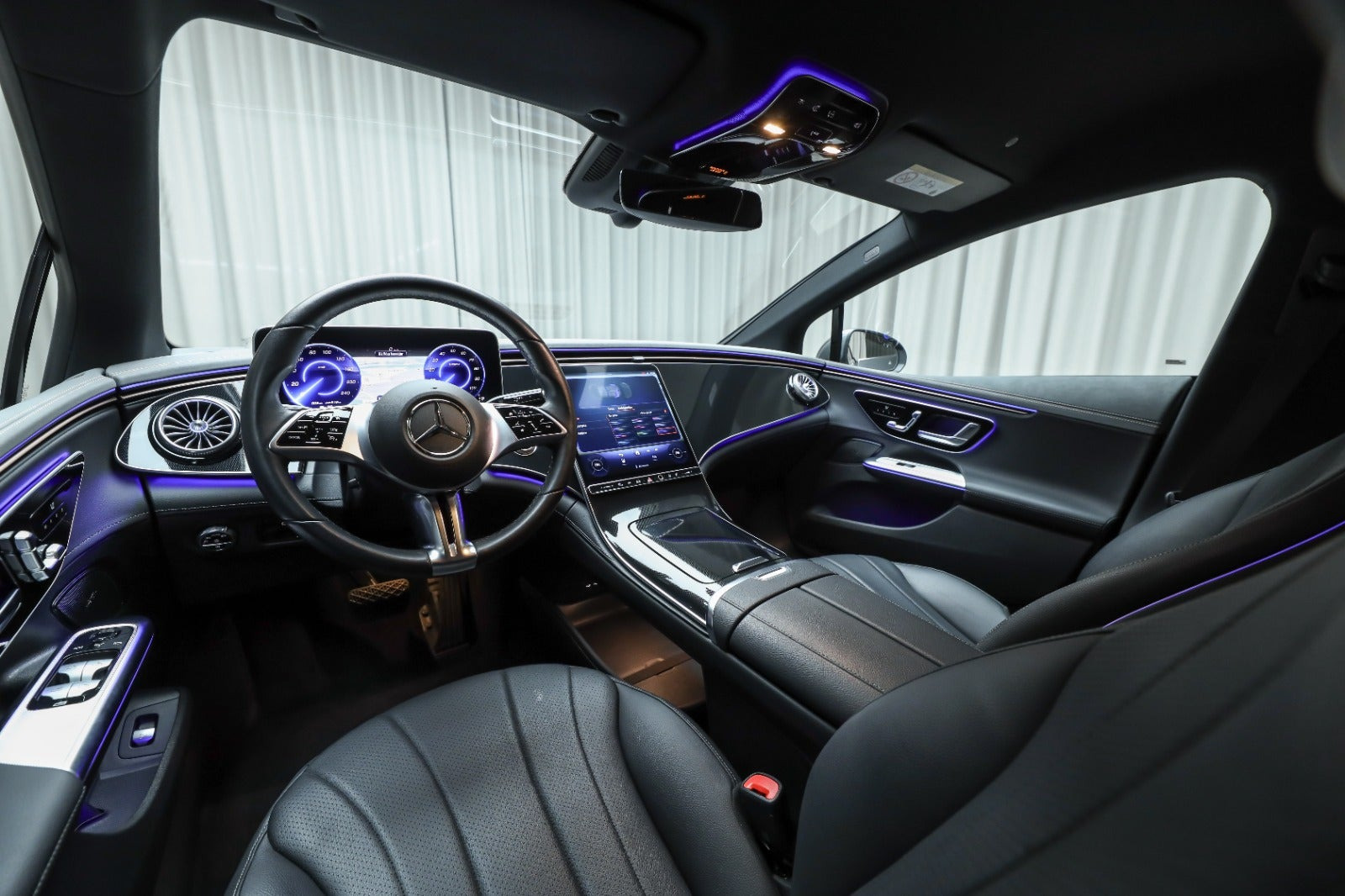 Grå Mercedes EQE350 fra 2024