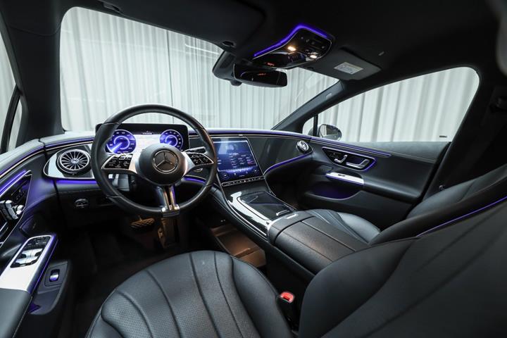 Grå Mercedes EQE350 fra 2024