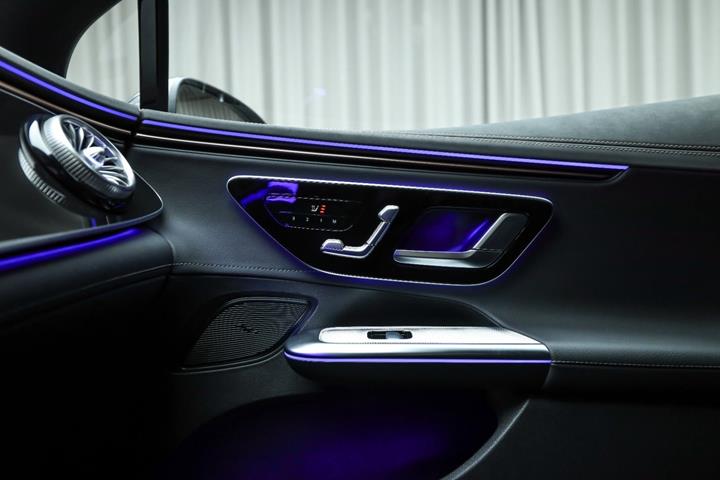 Grå Mercedes EQE350 fra 2024