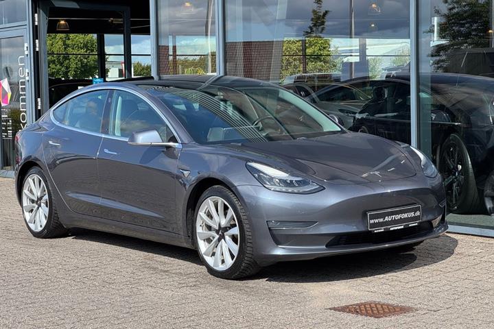 Grå Tesla Model 3 fra 2019