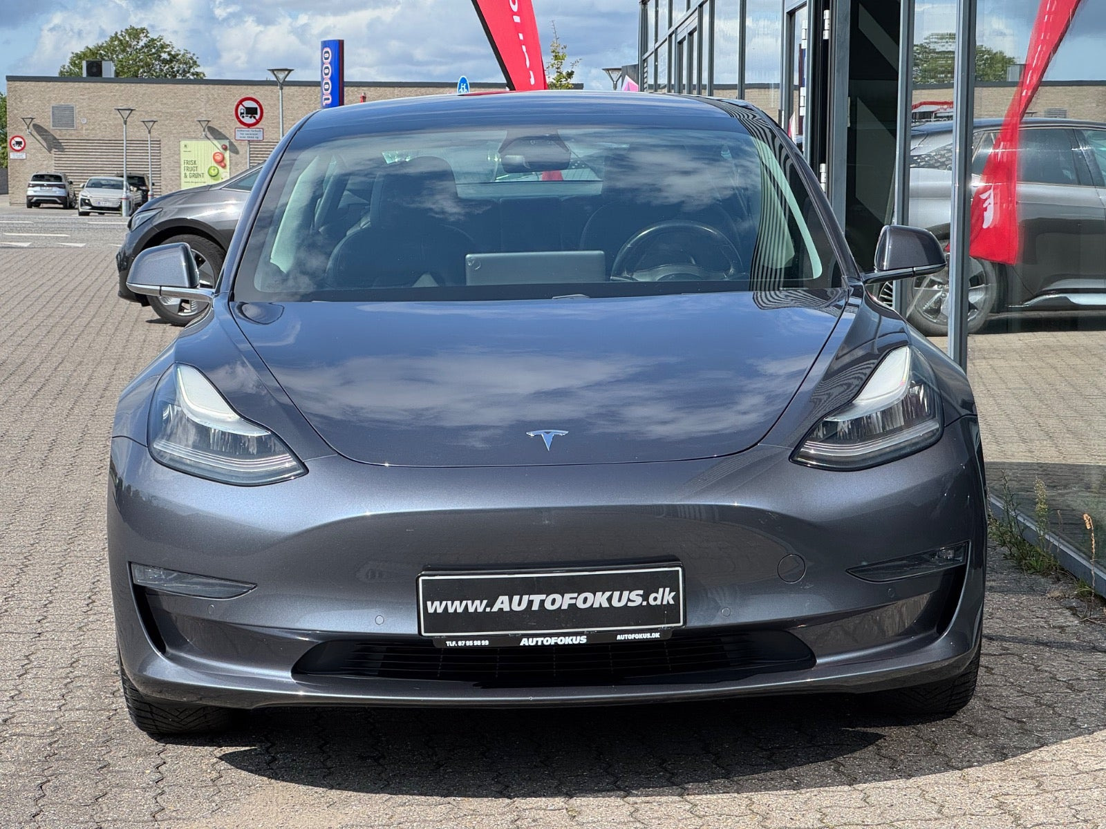 Grå Tesla Model 3 fra 2019