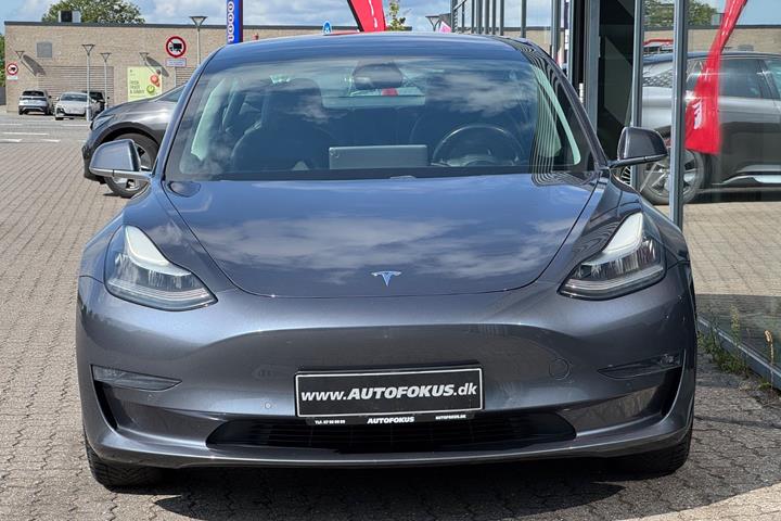 Grå Tesla Model 3 fra 2019