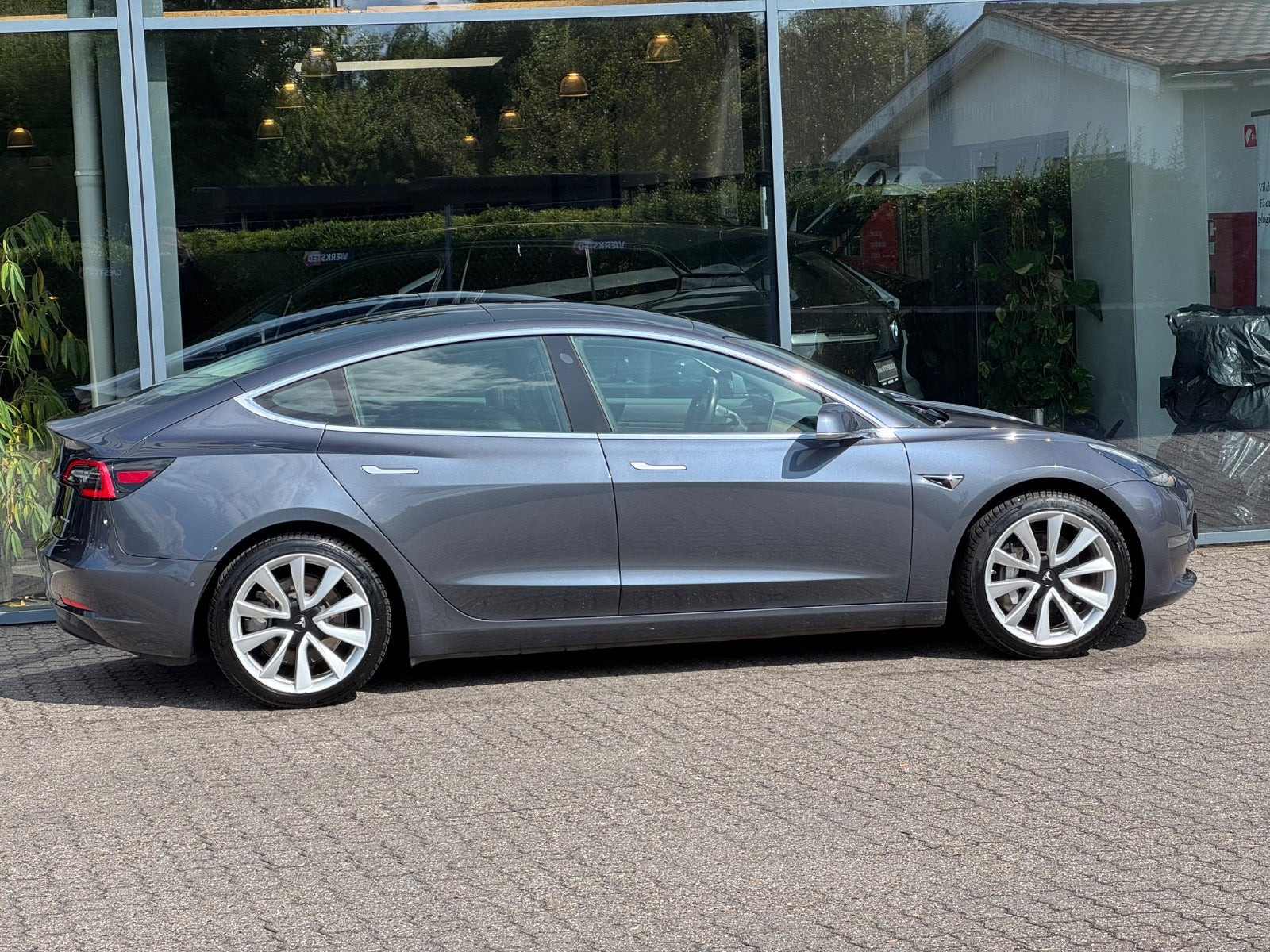 Grå Tesla Model 3 fra 2019