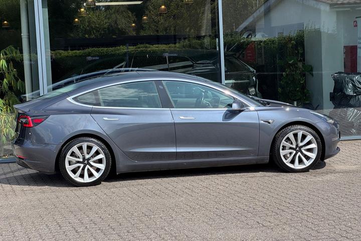 Grå Tesla Model 3 fra 2019