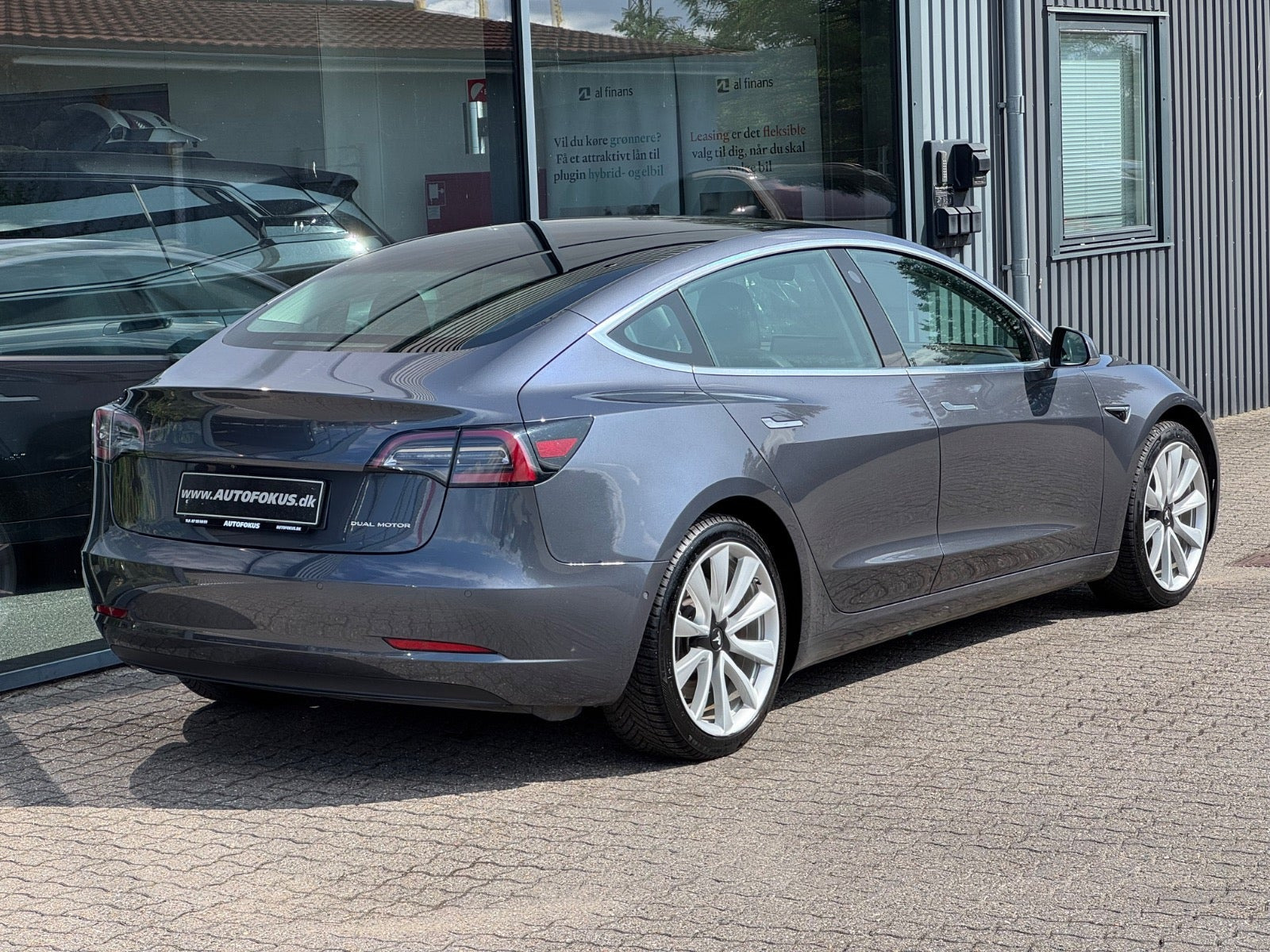 Grå Tesla Model 3 fra 2019