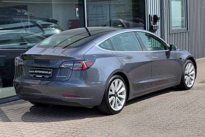 Grå Tesla Model 3 fra 2019