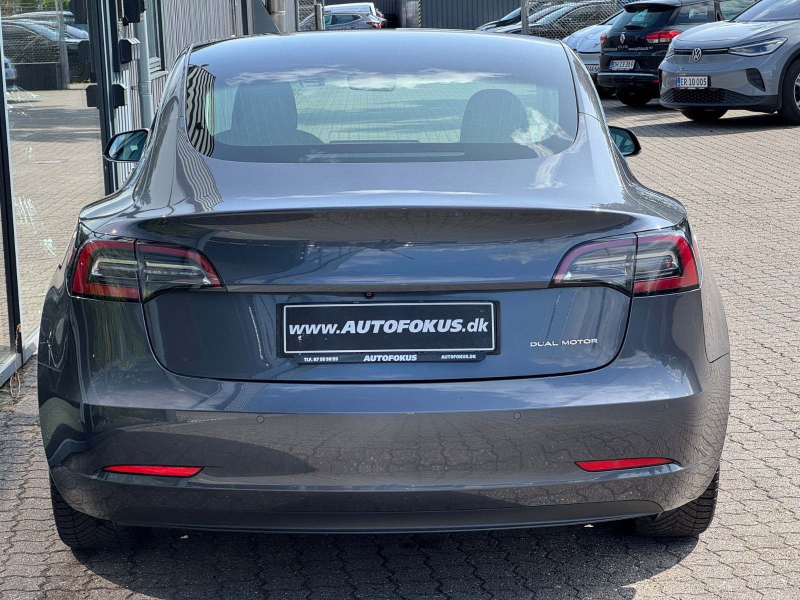 Grå Tesla Model 3 fra 2019